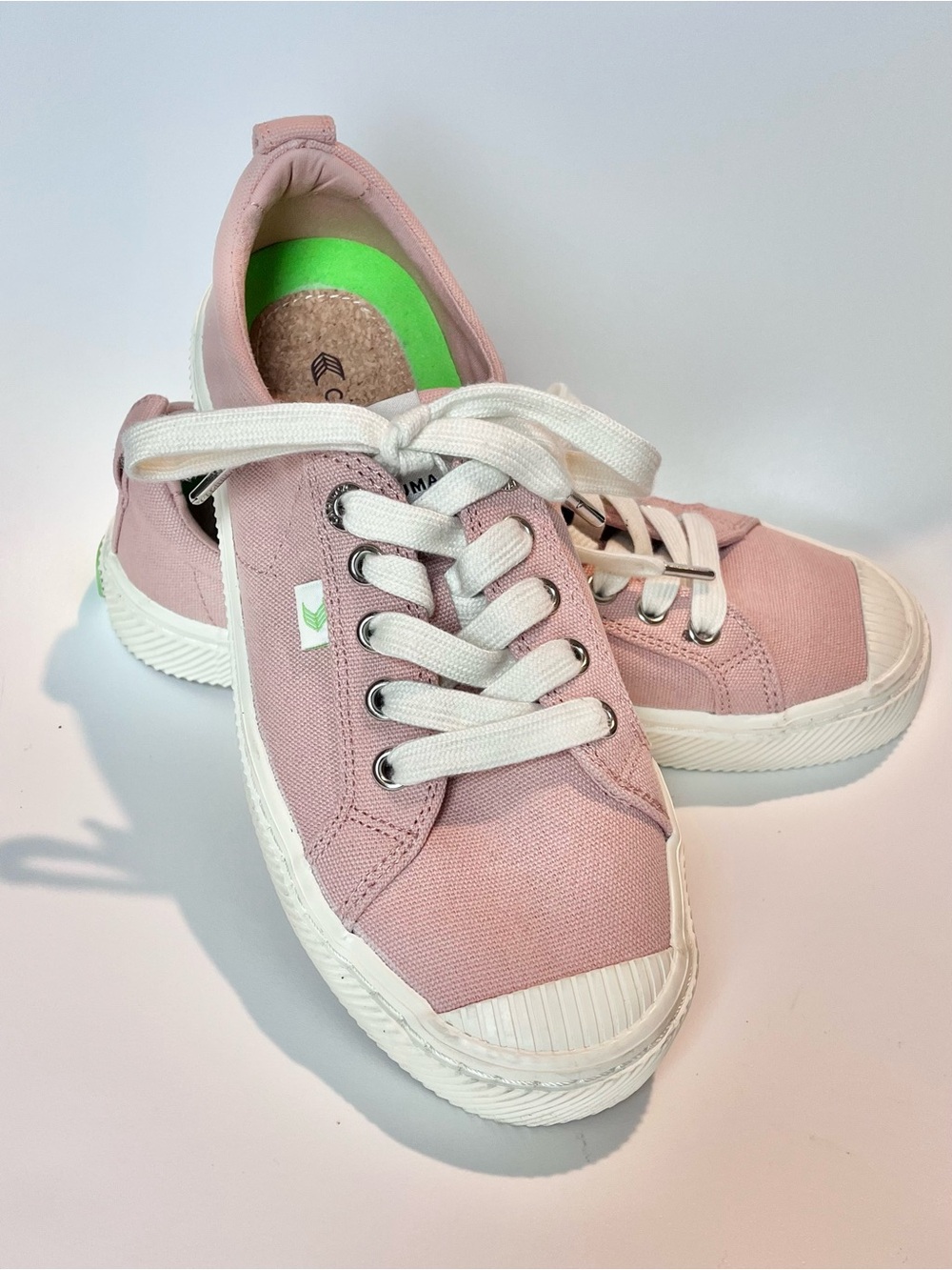 Cariuma Oca Low Sneaker in Rose